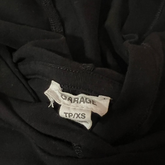 Garage cropped fitted hoodie in black - Picture 3 of 4